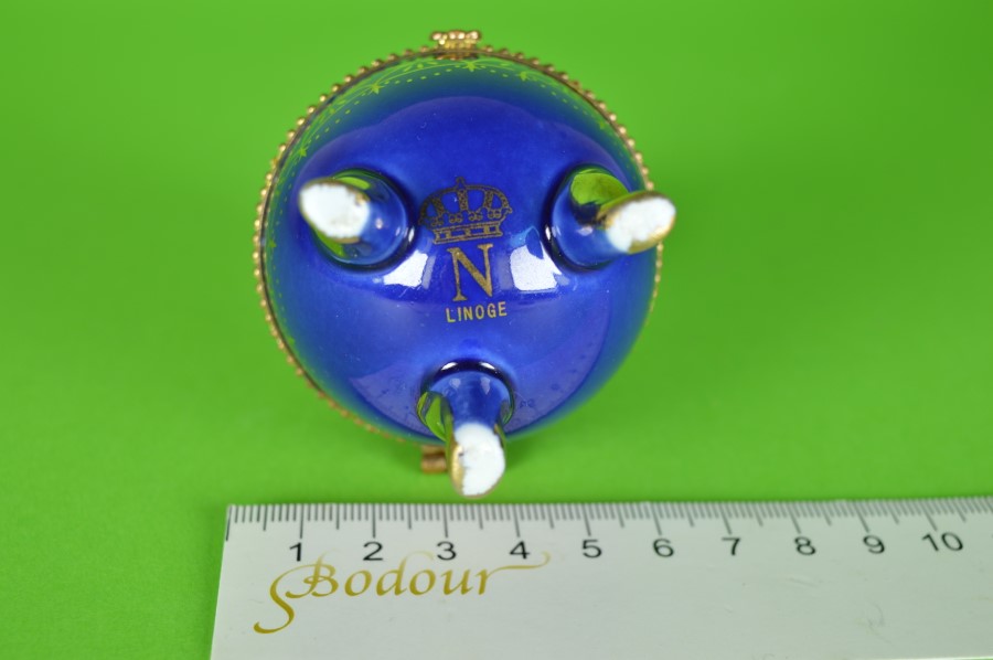 Blauw ei op drie gouden voetjes - porselein Potschappel Dresden