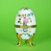 Porselein ei wit met bloemen op 3 gouden voetjes