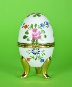 Porselein ei wit met bloemen op 3 gouden voetjes