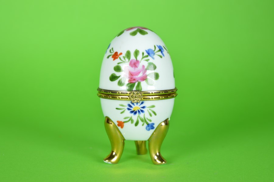 Porselein ei wit met bloemen op 3 gouden voetjes