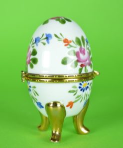 Porselein ei wit met bloemen op 3 gouden voetjes