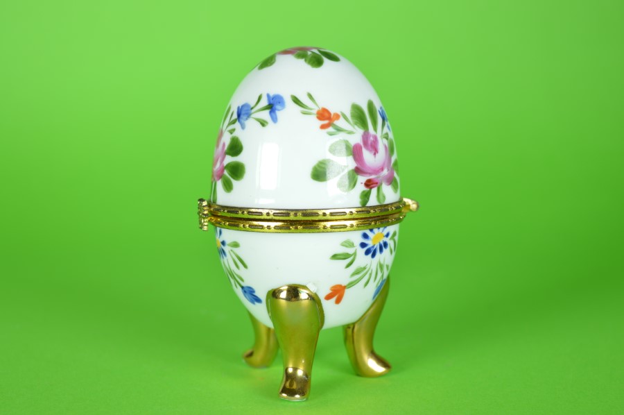 Porselein ei wit met bloemen op 3 gouden voetjes