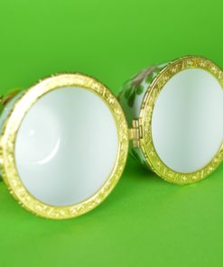 Porselein ei wit met bloemen op 3 gouden voetjes