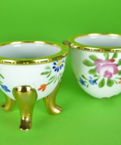 Porselein ei wit met bloemen op 3 gouden voetjes