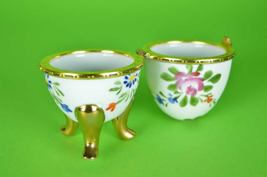 Porselein ei wit met bloemen op 3 gouden voetjes