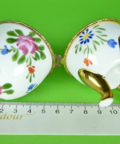 Porselein ei wit met bloemen op 3 gouden voetjes