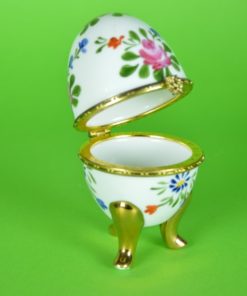 Porselein ei wit met bloemen op 3 gouden voetjes