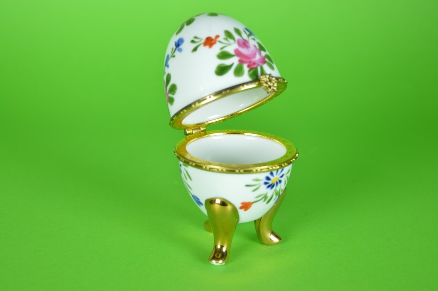 Porselein ei wit met bloemen op 3 gouden voetjes