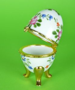 Porselein ei wit met bloemen op 3 gouden voetjes