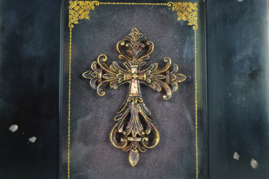 Religieus kruis barok - goud in zwarte lijst