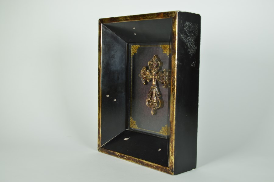 Religieus kruis barok - goud in zwarte lijst