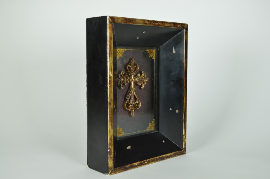 Religieus kruis barok - goud in zwarte lijst