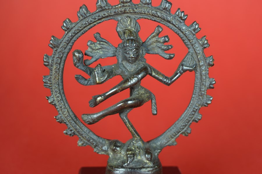 Dansende Shiva Nataraja op zwarte voet - metaal