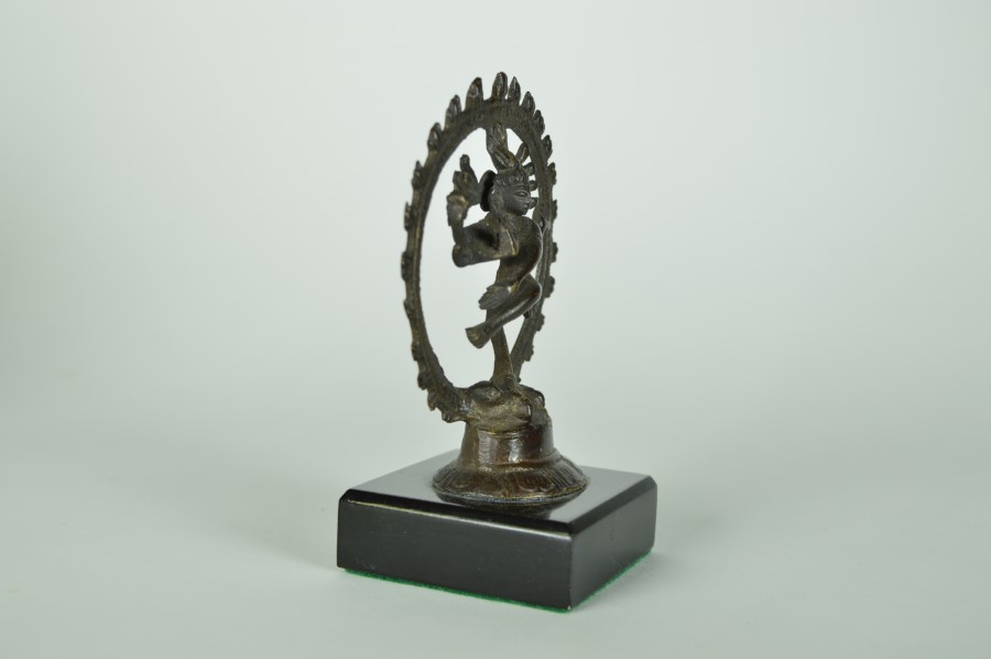 Dansende Shiva Nataraja op zwarte voet - metaal