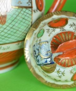 Japanse Kutani theepot met waaier en 3 Geisha's In een cartouche - keramiek