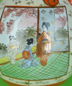 Japanse Kutani theepot met waaier en 3 Geisha's In een cartouche - keramiek