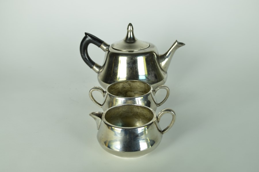 Theepot met melkkan en suikerpot - zilverkleurig metaal