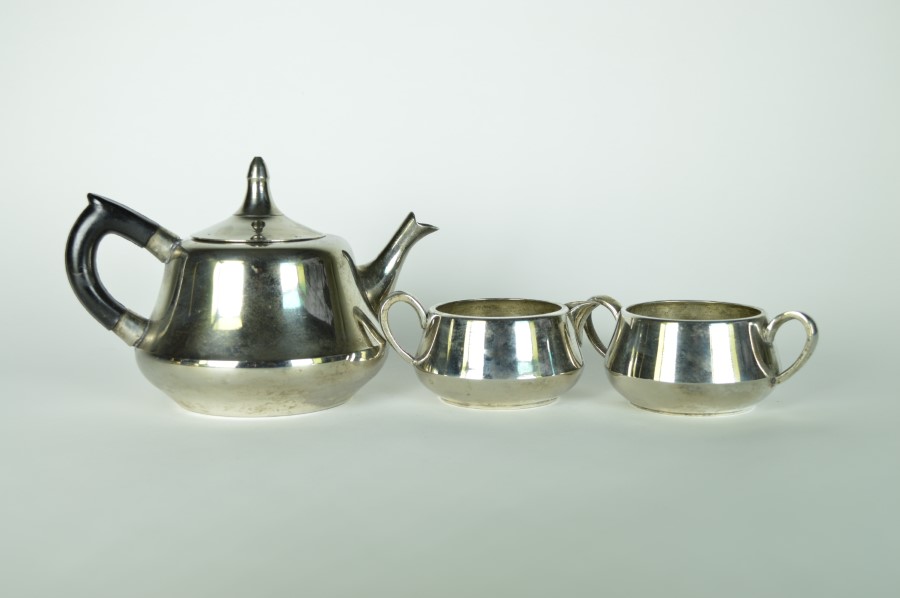 Theepot met melkkan en suikerpot - verzilverd metaal