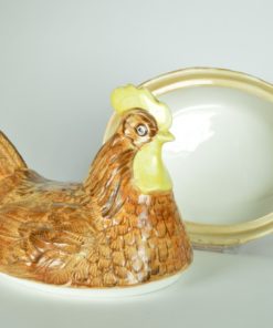 Kip op nest lichtbruin en geel- eierhouder - schaal met deksel - aardewerk