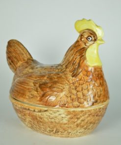 Kip op nest lichtbruin en geel- eierhouder - schaal met deksel - aardewerk