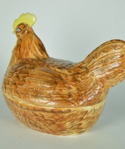 Kip op nest lichtbruin en geel- eierhouder - schaal met deksel - aardewerk