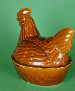 Eierhouder - Kip op nest - schaal met deksel - aardewerk