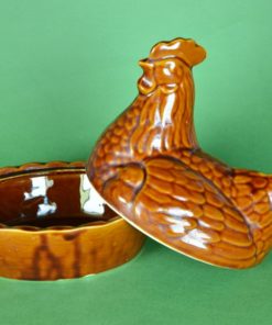 Eierhouder - Kip op nest - schaal met deksel - aardewerk