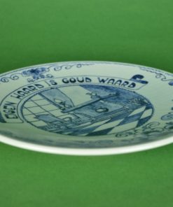 Wandbord - Eigen Haard is Goud waard - blauw op wit aardewerk