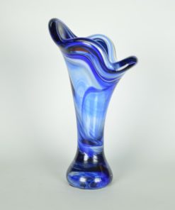 Vaas blauw en iets rood glas - Murano Italië