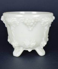 Schaaltje wit melkglas, met druiven op vier voetjes