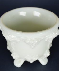 Schaaltje wit melkglas, met druiven op vier voetjes