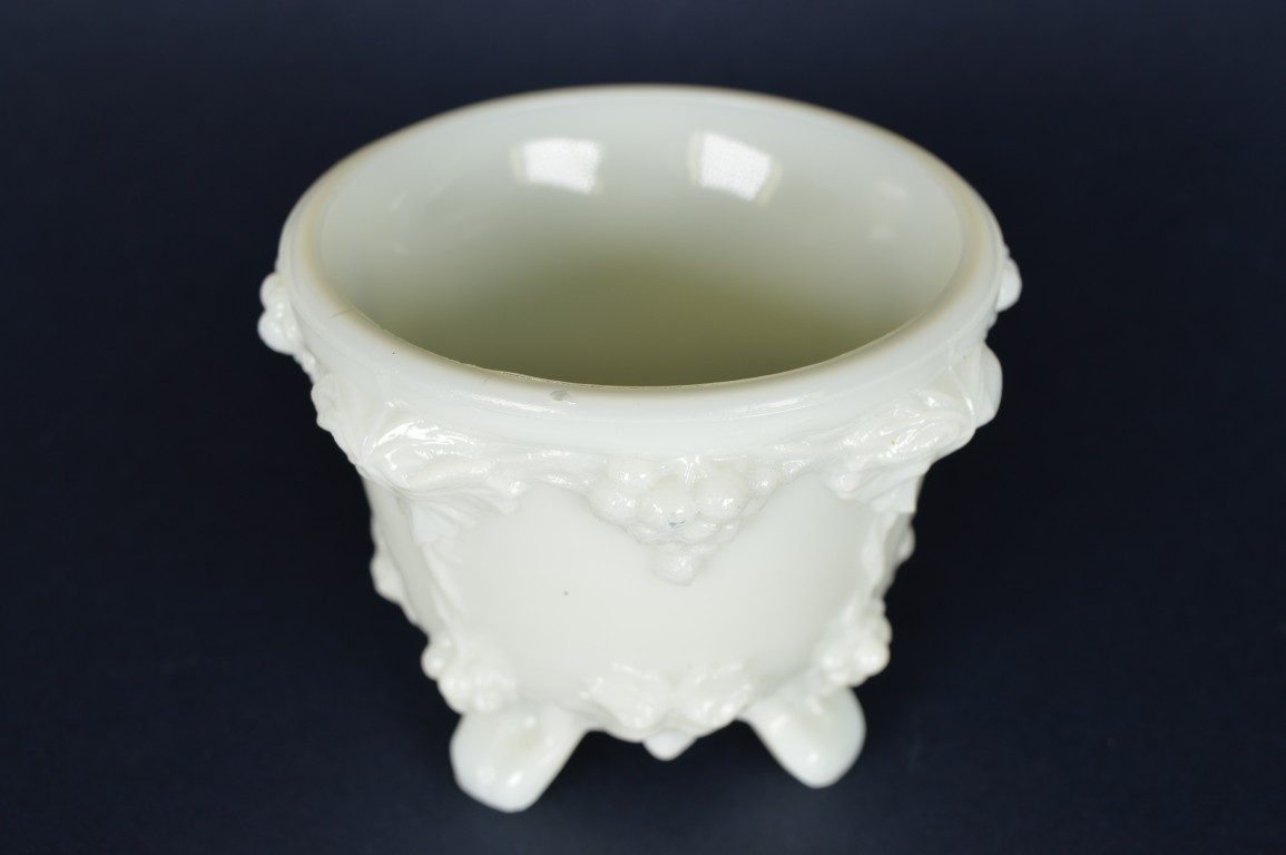 Schaaltje wit melkglas, met druiven op vier voetjes