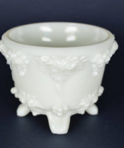 Schaaltje wit melkglas, met druiven op vier voetjes