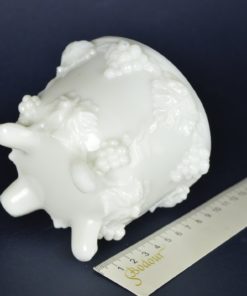 Schaaltje wit melkglas, met druiven op vier voetjes
