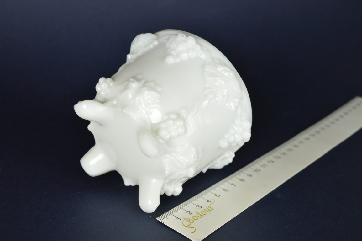 Schaaltje wit melkglas, met druiven op vier voetjes