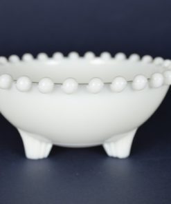 Schaaltje wit melkglas, parelrand op 3 voetjes