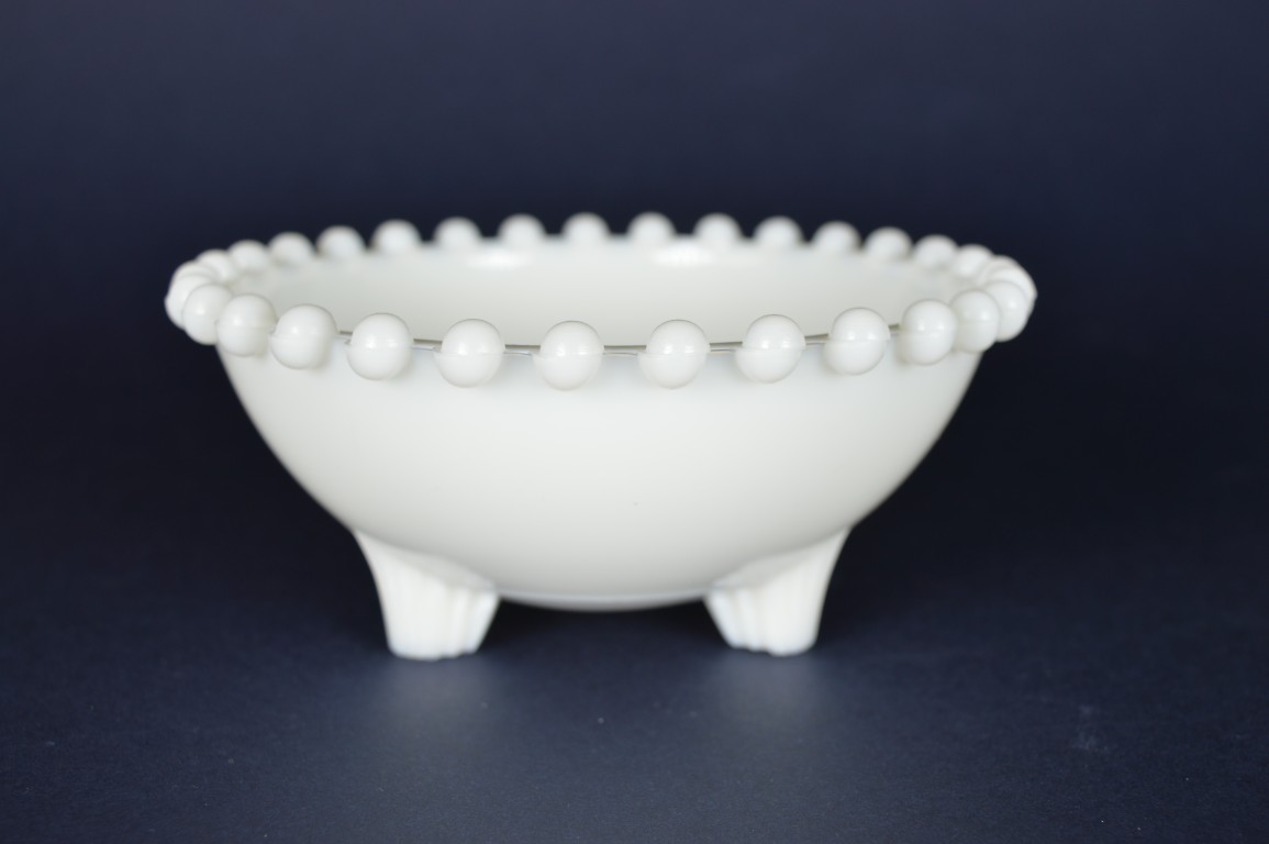 Schaaltje wit melkglas, parelrand op 3 voetjes