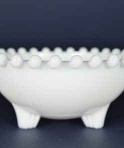 Schaaltje wit melkglas, parelrand op 3 voetjes