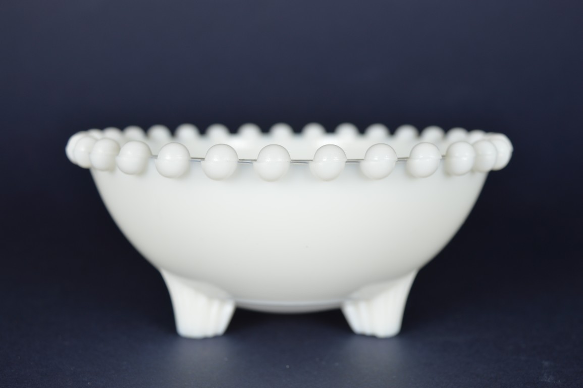 Schaaltje wit melkglas, parelrand op 3 voetjes