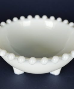 Schaaltje wit melkglas, parelrand op 3 voetjes