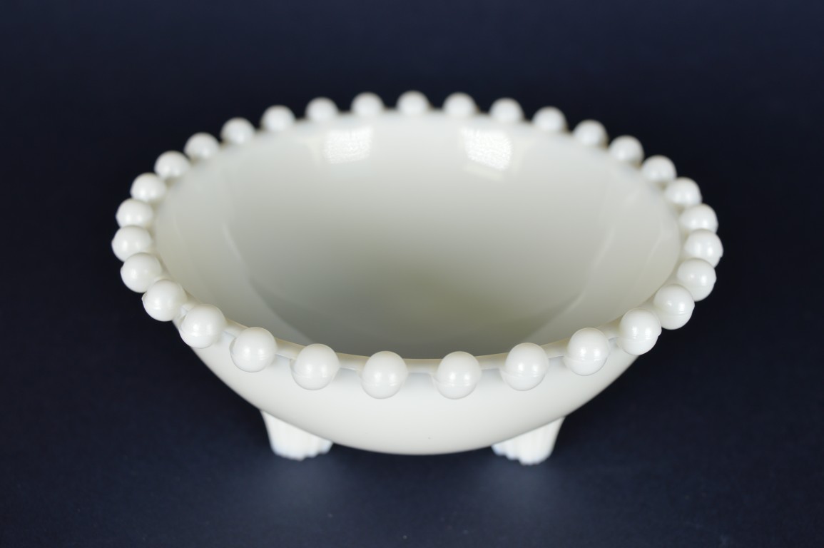 Schaaltje wit melkglas, parelrand op 3 voetjes