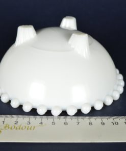 Schaaltje wit melkglas, parelrand op 3 voetjes