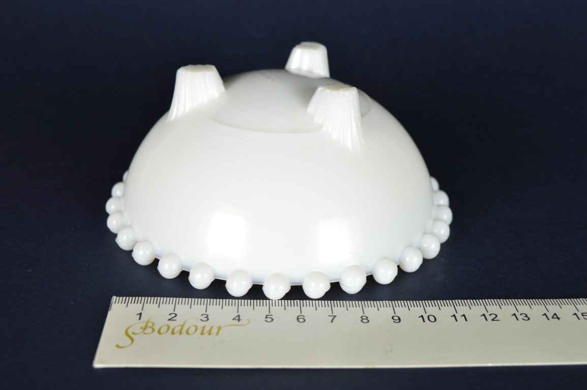 Schaaltje wit melkglas, parelrand op 3 voetjes