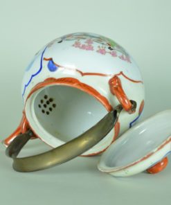 Theepot Chinees porselein versierd met kersenbloesem porselein met koperen handvat