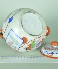 Theepot Chinees porselein versierd met kersenbloesem porselein met koperen handvat