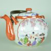 Theepot Chinees porselein versierd met kersenbloesem porselein met koperen handvat
