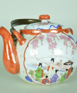 Theepot Chinees porselein versierd met kersenbloesem porselein met koperen handvat