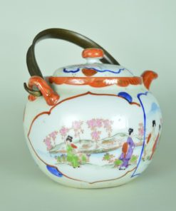 Theepot Chinees porselein versierd met kersenbloesem porselein met koperen handvat