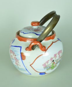 Theepot Chinees porselein versierd met kersenbloesem porselein met koperen handvat