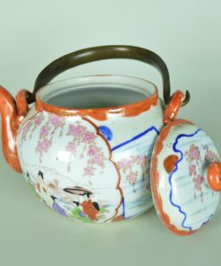 Theepot Chinees porselein versierd met kersenbloesem porselein met koperen handvat